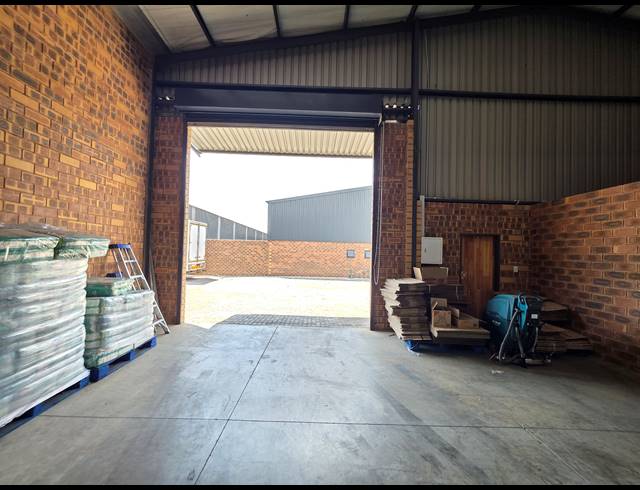 1,632M² WAREHOUSE TO LET IN AEROTON